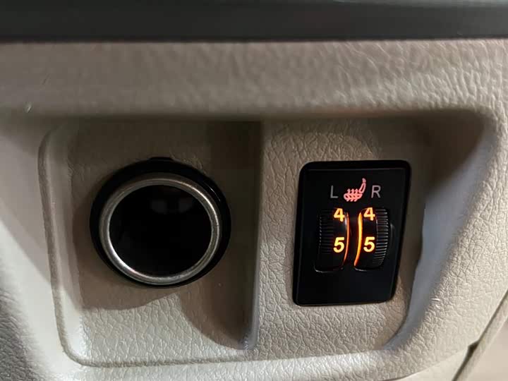 Toyota Alphard — фото 13