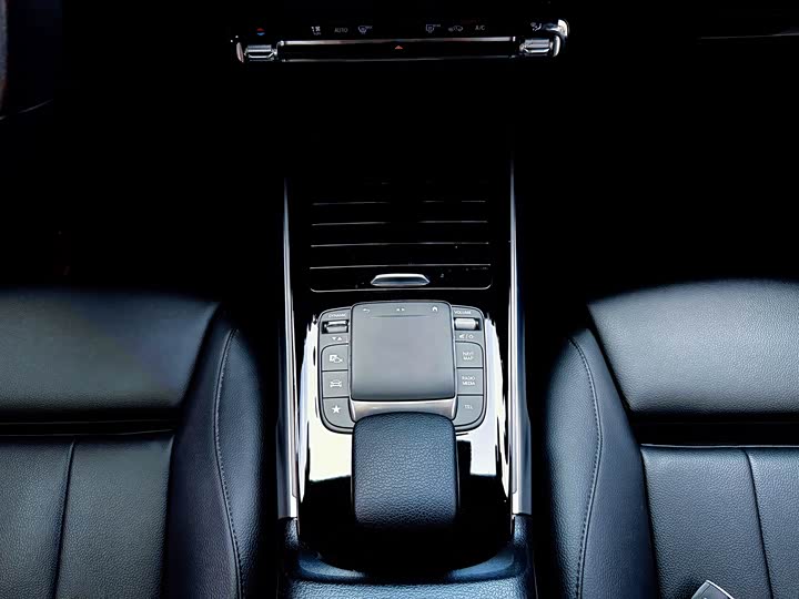Mercedes-Benz GLB 2021 GLB 200 — фото 23
