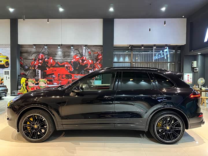 Porsche Cayenne 2016 Cayenne Turbo S 4.8 T — фото 4