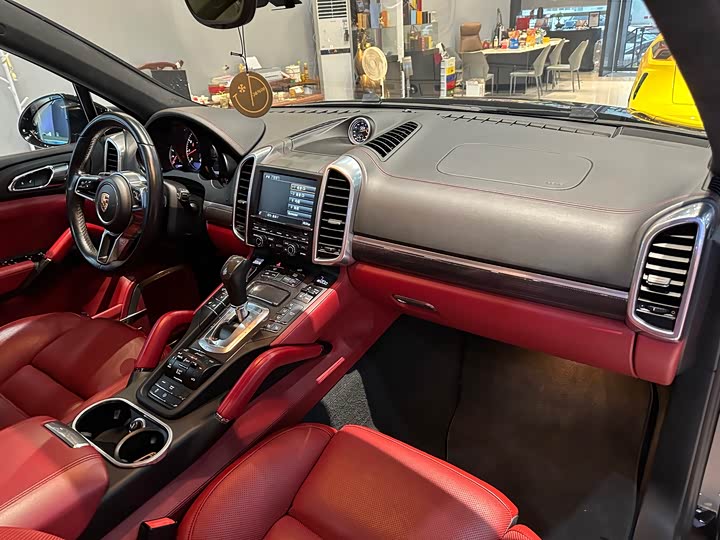 Porsche Cayenne 2016 Cayenne Turbo S 4.8 T — фото 18
