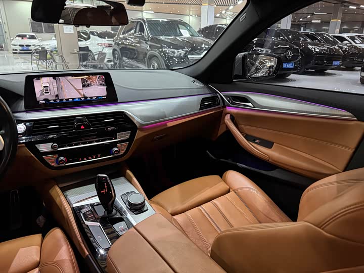 BMW 5-Series 2019 525i M — фото 14