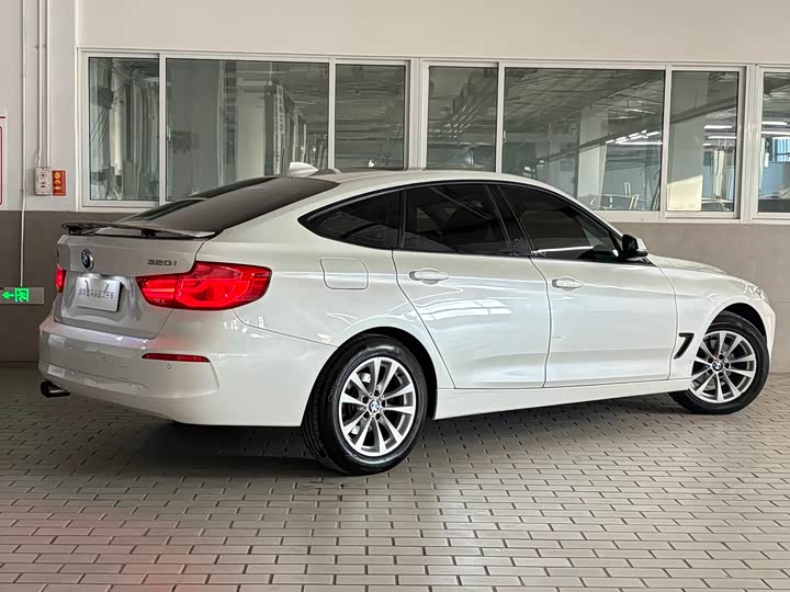 BMW 3-Series 2016 320i — фото 13