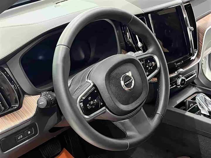 Volvo XC60 Hybrid 2025 Hybrid 4 WD — фото 15