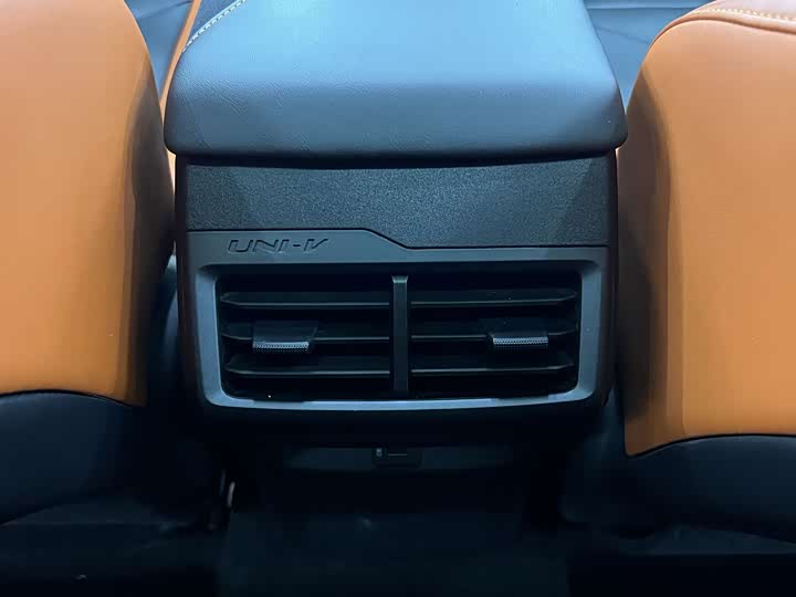 Changan UNI-V 2024 1.5 T Sport — фото 13