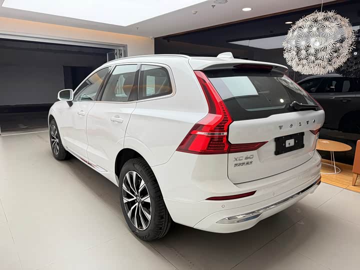 Volvo XC60 2024 B 5 4 WD — фото 8