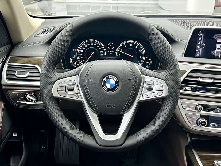 BMW 7 Series 730Li продвинутая — фото 11