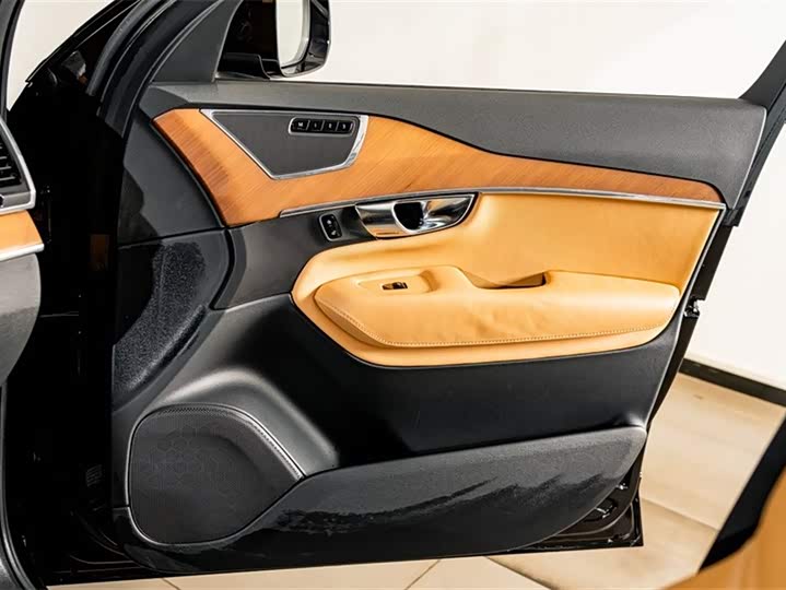 Volvo XC90 2018 T 6 7 — фото 18