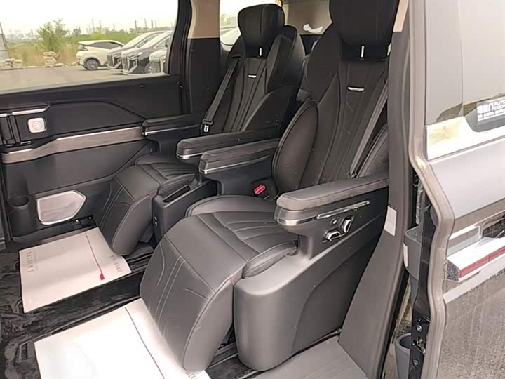 Hongqi HQ9 PHEV 2024 2.0 T 4 WD — фото 17