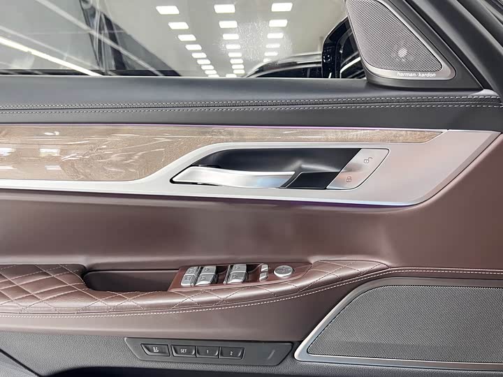 BMW 7-Series 2019 740 Li Leading — фото 13