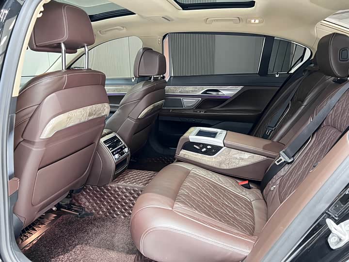 BMW 7-Series 2019 740 Li Leading — фото 8