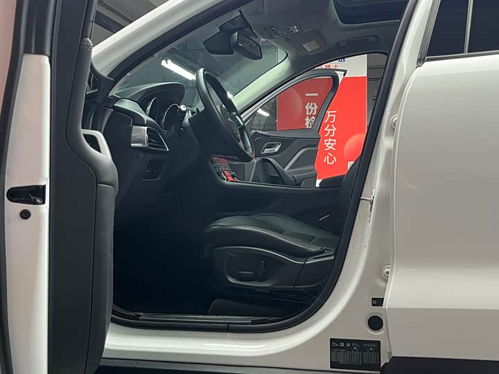 Jaguar F-PACE 2018 2.0 T 2 WD — фото 12