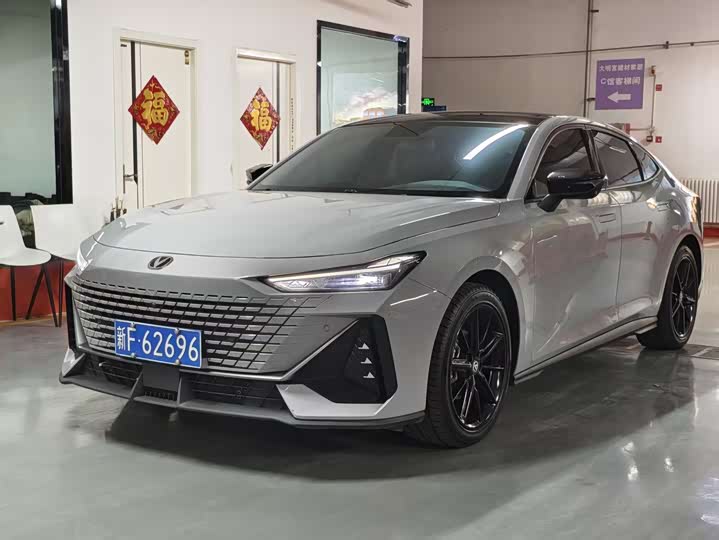 Changan UNI-V 2023 1.5 T Premium — фото 1