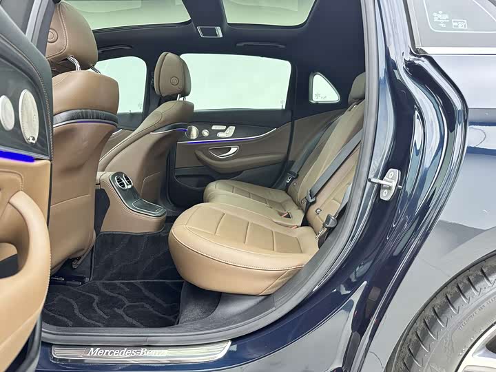 Mercedes-Benz E-Class 2023 E 300 L Luxury — фото 9