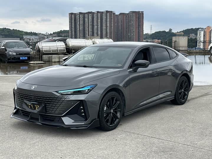 Changan UNI-V 2022 1.5 T Premium — фото 1