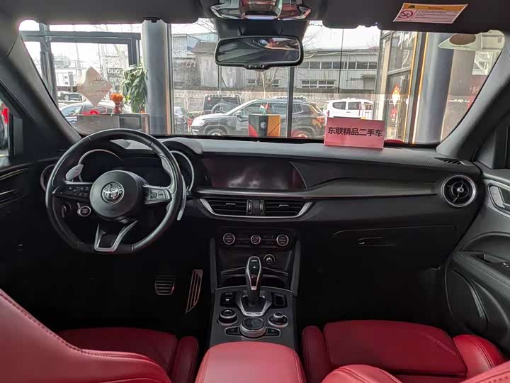Alfa Romeo Stelvio 2023 2.0 T 280 HP Veloce — фото 13