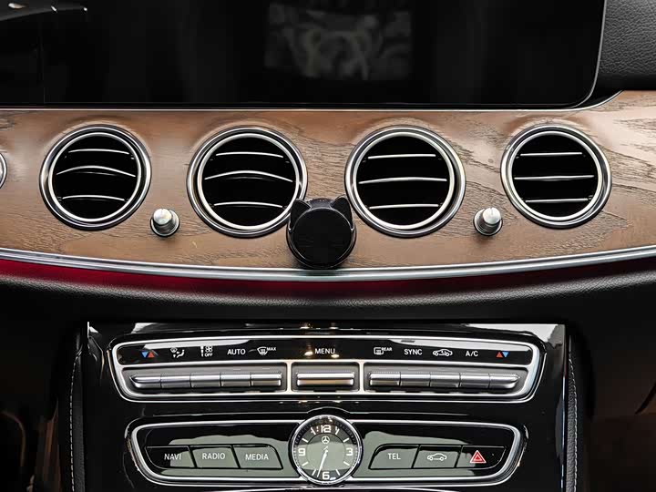 Mercedes-Benz E-Class 2016 E 300 L — фото 17