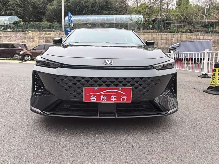 Changan UNI-V 2024 1.5 T Sport — фото 2