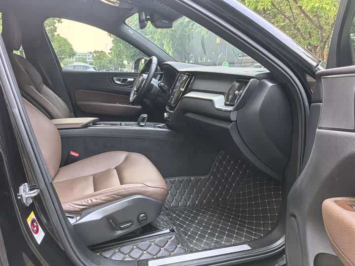 Volvo XC60 2022 B 5 4 WD — фото 14