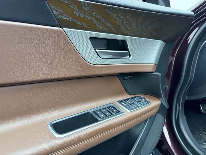 Jaguar XFL 2018 XFL 2.0 T 250 PS — фото 15