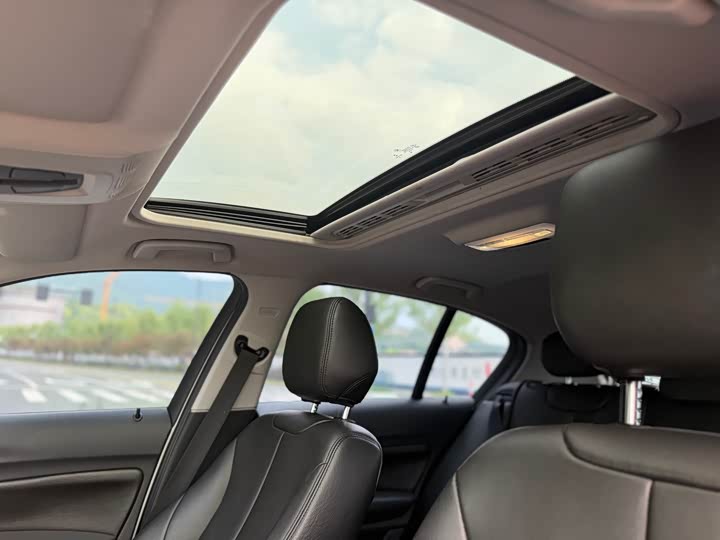 BMW 1-Series 2015 120i Leading — фото 14