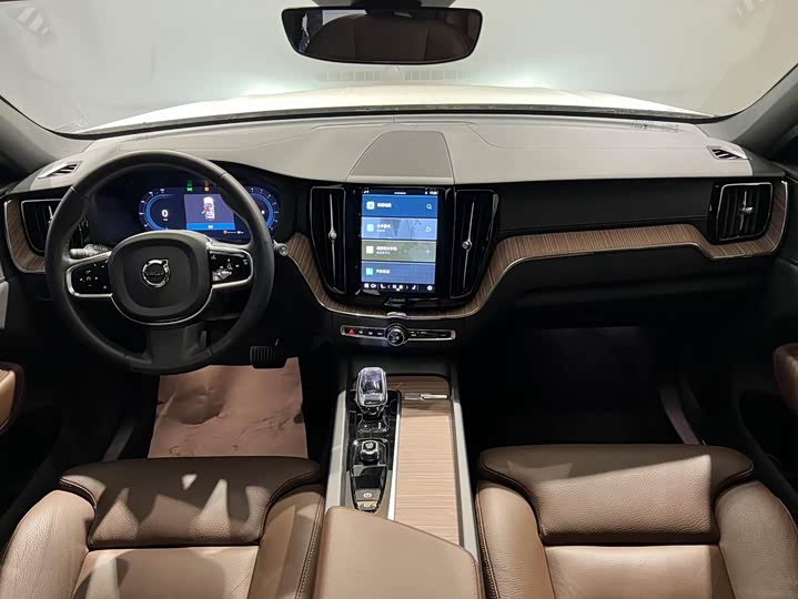 Volvo XC60 2025 B 5 4 WD — фото 8
