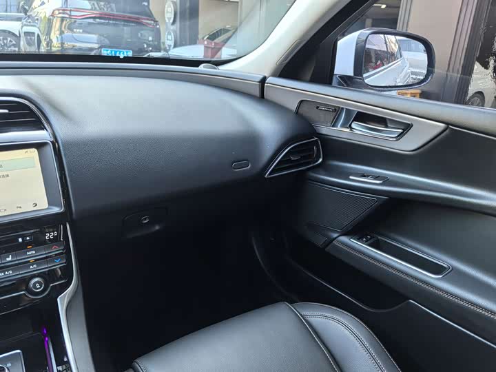 Jaguar XEL 2019 2.0 T 200 PS — фото 16