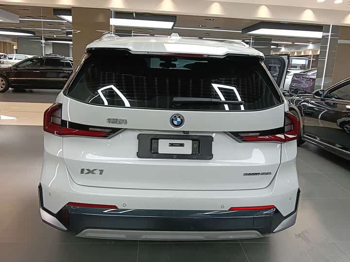 BMW iX1 eDrive25L X — фото 5