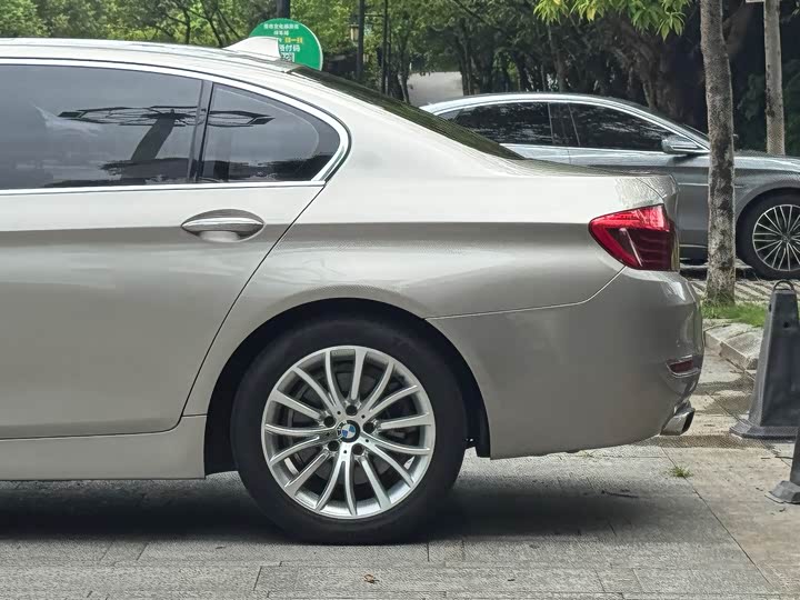 BMW 5 Series 525Li — фото 20
