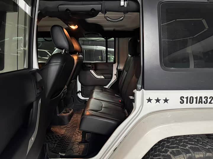 Jeep Wrangler — фото 11