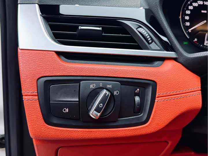 BMW X2 2021 s Drive 25i Leading M — фото 13