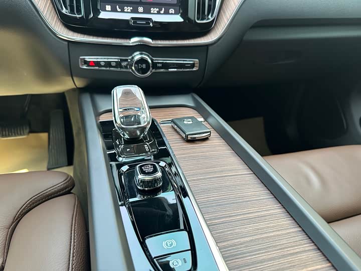 Volvo XC60 Hybrid 2022 T 8 PHEV 4 WD — фото 14