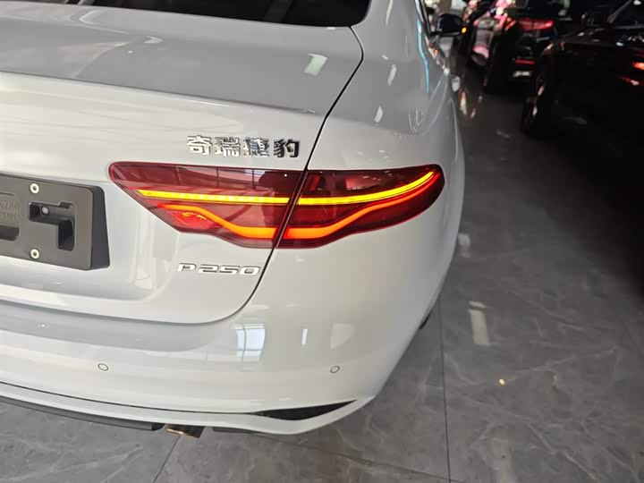 Jaguar XEL 2024 2.0 T 250 PS R-DYNAMIC S — фото 24