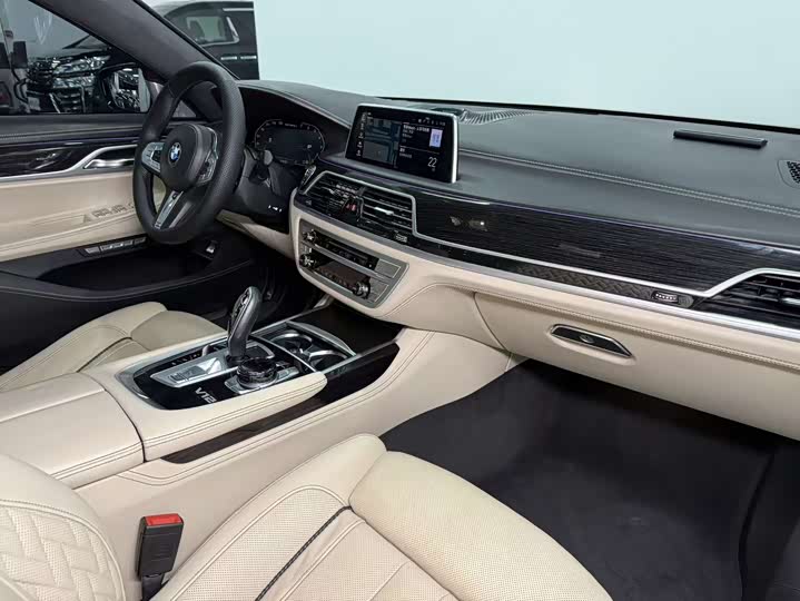 BMW 7-Series 2017 M 760 Li x Drive — фото 11