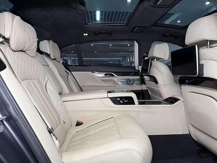 BMW 7-Series 2017 M 760 Li x Drive — фото 13