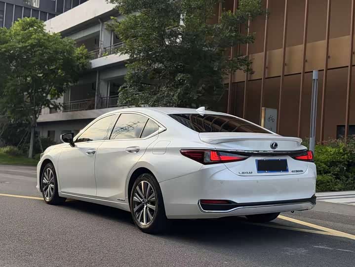 Lexus ES 300h экселленс V — фото 9
