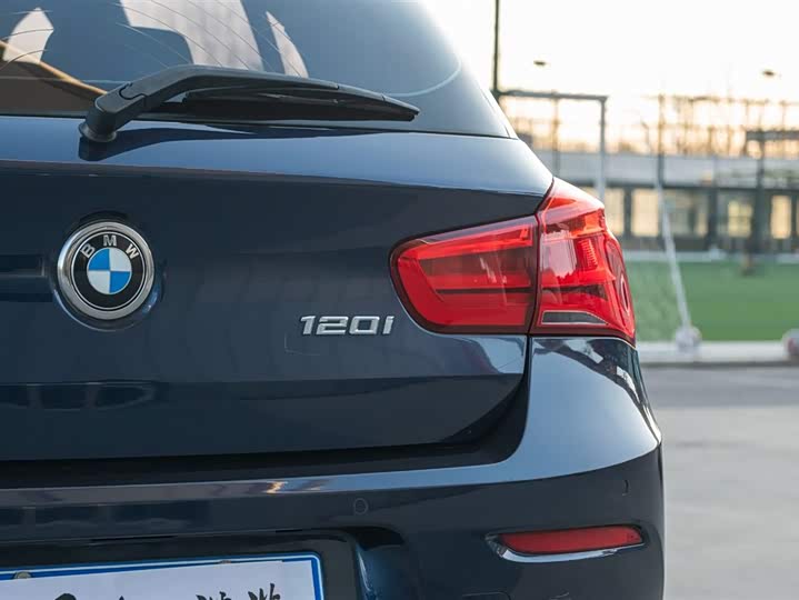 BMW 1-Series 2015 120i Leading — фото 16
