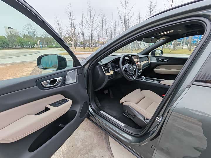 Volvo XC60 2026 B 5 4 WD — фото 35