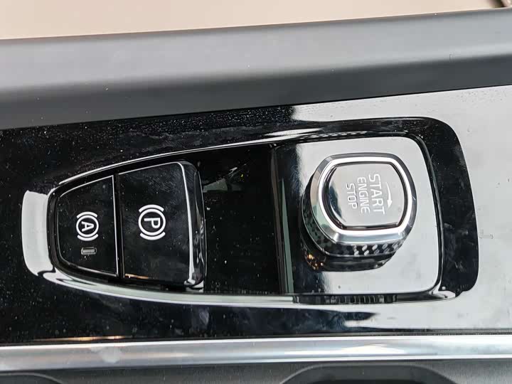 Volvo XC60 2026 B 5 4 WD — фото 24