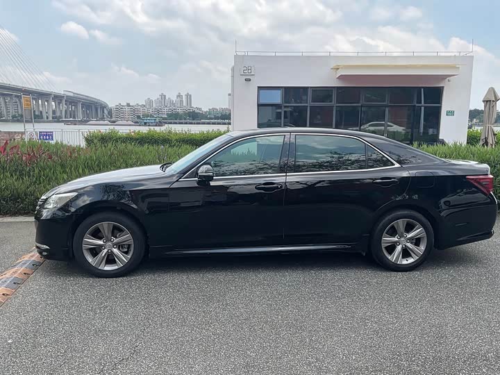 Toyota Crown — фото 8