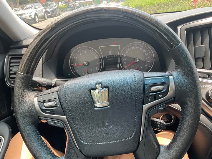 Toyota Crown — фото 11