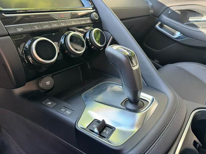 Jaguar E-PACE 2018 P 200 S V — фото 8