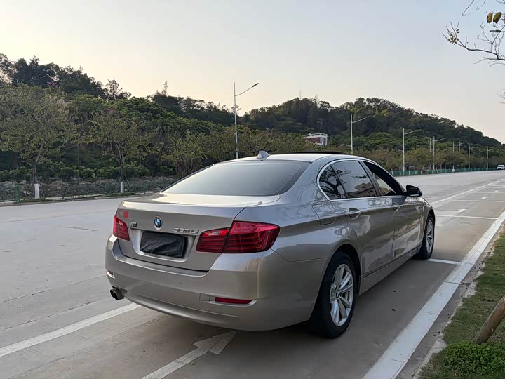 BMW 5 Series 520Li — фото 12