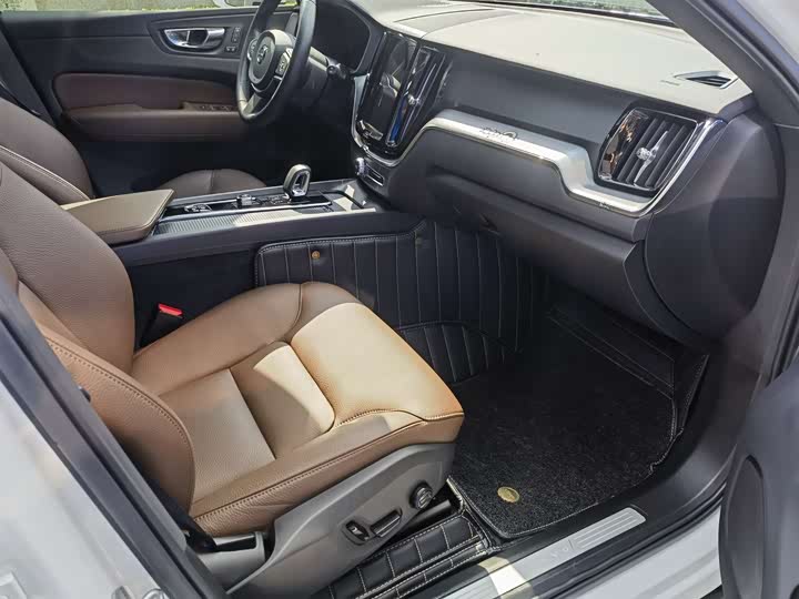 Volvo XC60 2023 B 5 4 WD — фото 12
