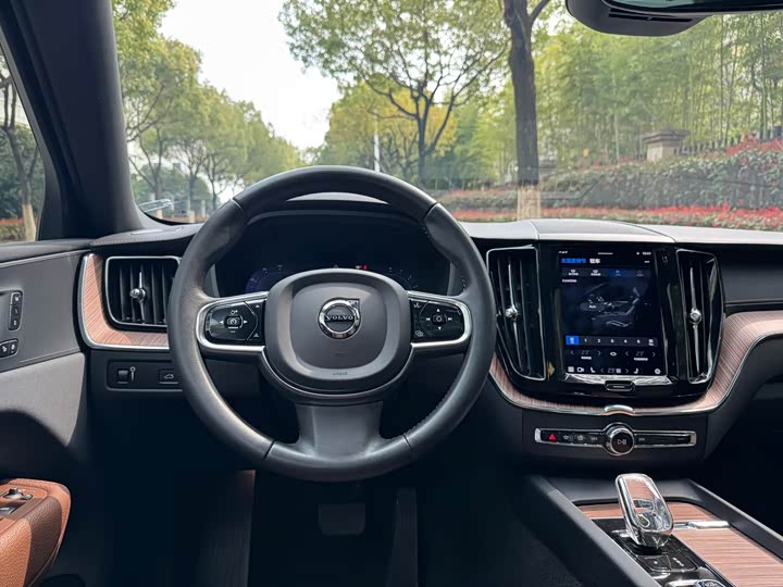 Volvo XC60 2022 B 5 4 WD — фото 13