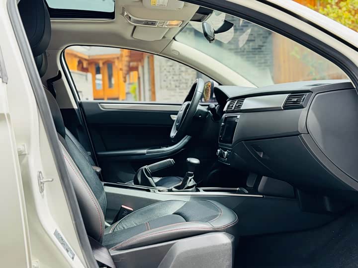 Qoros 3 2015 SUV 1.6 T AT — фото 13