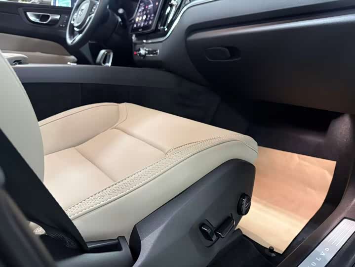 Volvo XC60 2026 B 5 4 WD — фото 14