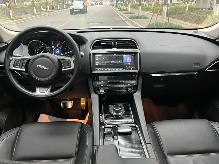 Jaguar F-PACE 2019 2.0 T 4 WD — фото 8