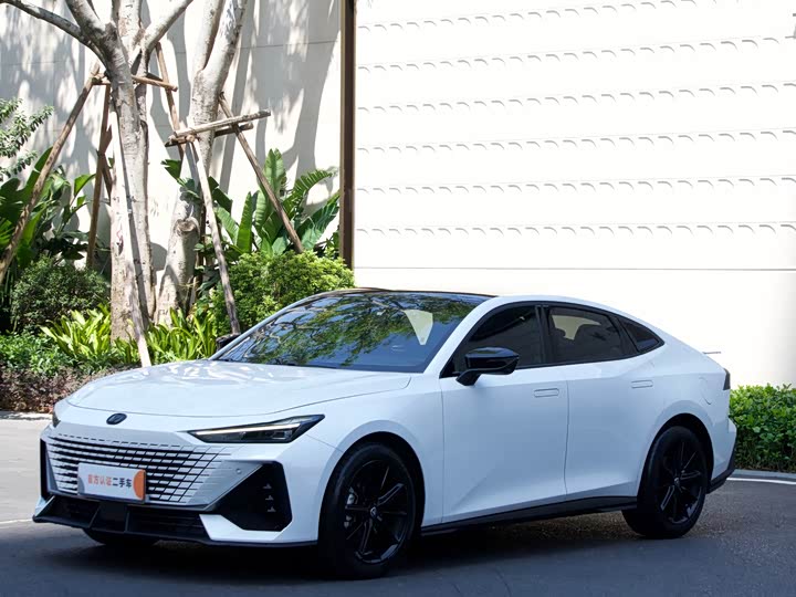 Changan UNI-V 2023 1.5 T Premium — фото 1