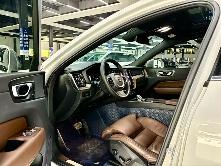 Volvo XC60 2023 B 5 4 WD — фото 6