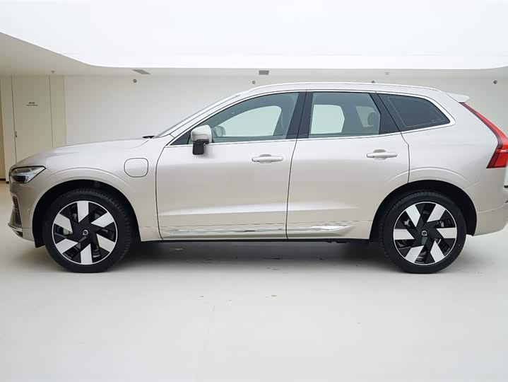 Volvo XC60 Hybrid 2024 T 8 PHEV 4 WD — фото 3